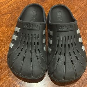 Adidas youth size 4 M(4) Women(5) black silver clogs slides great used condition